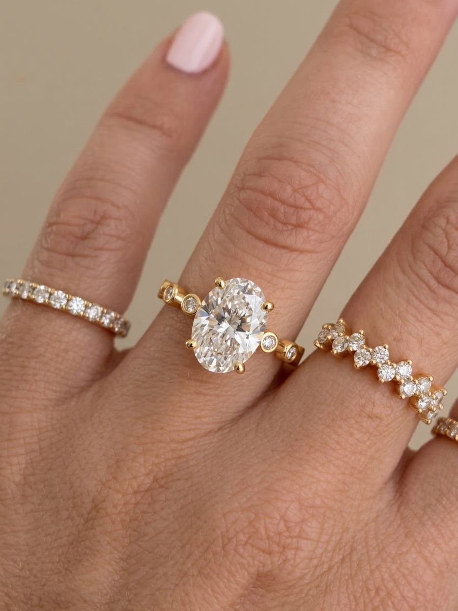 Oval Center Lab Diamond Ring – Classic Four-Prong Setting with Accent Stones